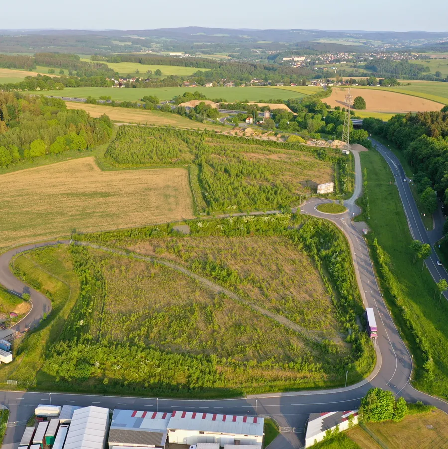 Luftbild des Industrie- und Gewerbegebiets PIA III an der Autobahnanschlussstelle Reichenbach